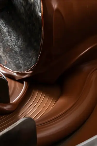 Chocolat en cours de fabrication à la meule de pierre.