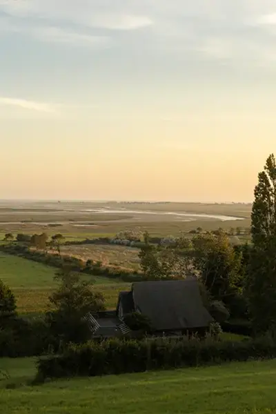 Paysage de bocage normand, au lever du jour.