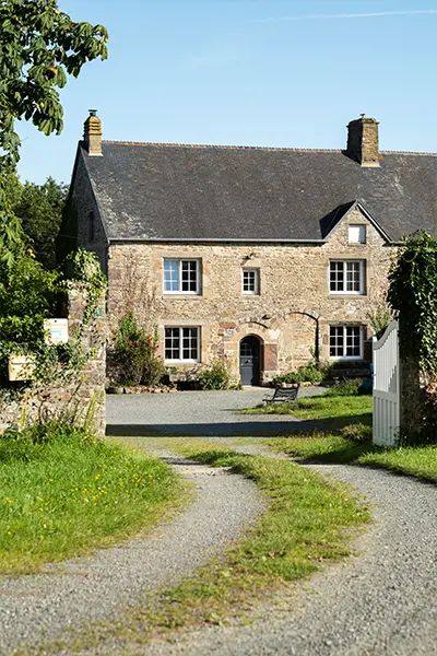 entrée de ferme en pierre et ardoises en Normandie.